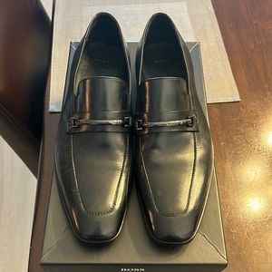 Men’s Hugo Boss size 9.5 Dress shoes black almost new. Loafers, genuine leather.